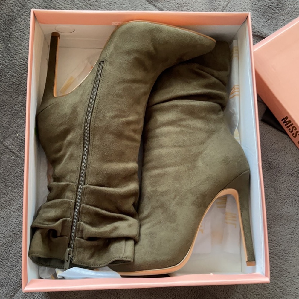 Boots - Picture 4 of 6